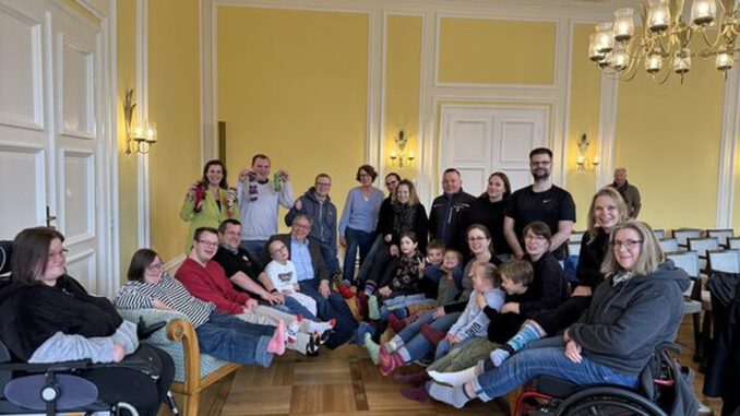 Bunte Socken als Zeichen für Teilhabe: Wiesbaden ruft zum Mitmachen am Welt Down Syndrom Tag auf