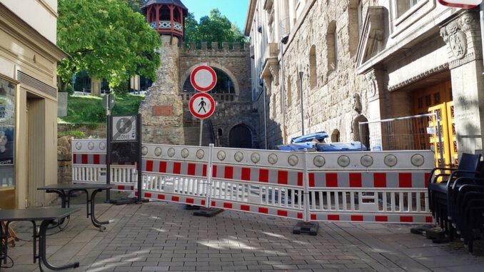Fassadenschaden führt zu Sperrung am Römertor nahe Kaiser-Friedrich-Therme