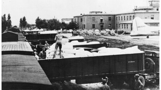 Foto aus Wiesbaden zur Berliner Luftbrücke Bestandteil der neuen Dauerausstellung in Bonn Foto aus Wiesbaden zur Berliner Luftbrücke Bestandteil der neuen Dauerausstellung in Bonn