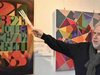 Geometrische Kompositionen und Farben: Jürgen Felger zeigt digitale Drucke im Rathausfoyer