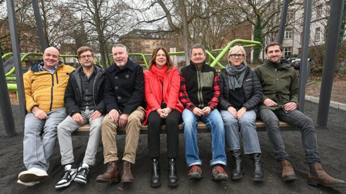 Große Hollywoodschaukel am Schulberg eröffnet neuen Aussichtspunkt über Wiesbaden