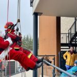 Höhenretter der Feuerwehr Wiesbaden überraschen Kinder im Zwerg Nase Zentrum