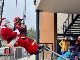 Höhenretter der Feuerwehr Wiesbaden überraschen Kinder im Zwerg Nase Zentrum