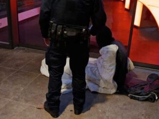 Nächteinsatz in Wiesbaden: Stadtpolizei reicht heißen Tee und verweist auf Notunterkünfte