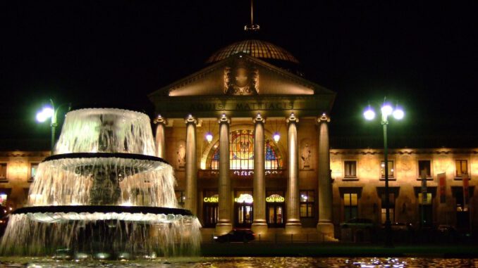 Wiesbaden kündigt Drohnenshow an und verbietet Feuerwerk rund ums Bowling Green zu Silvester