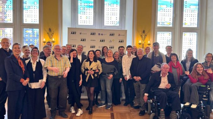 Wiesbaden startet inklusives Kunstprojekt mit Tandemarbeit und Auktion