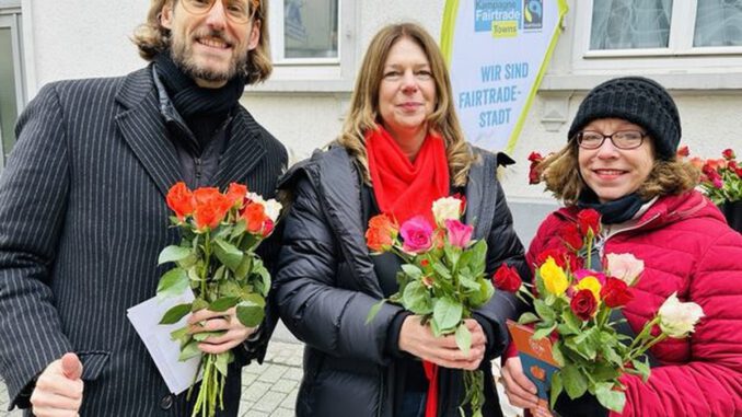 Wiesbaden verteilt Rosen mit Fairtrade-Label und wirbt für faire Lieferketten
