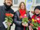 Wiesbaden verteilt Rosen mit Fairtrade-Label und wirbt für faire Lieferketten