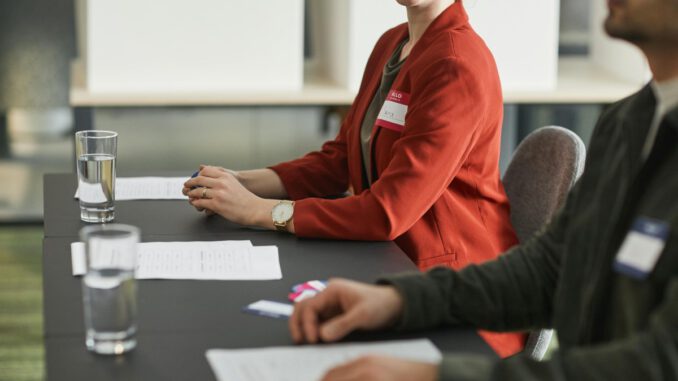 Wiesbadener Wahlausschuss prüft 15 Kandidatenlisten für Kommunalwahl am 15. März